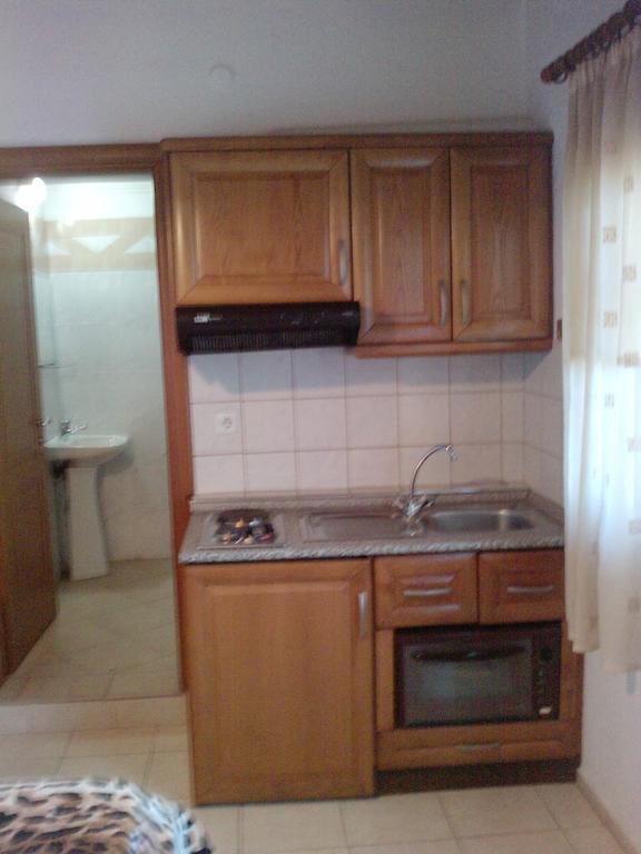 Guesthouse Agnandi Káto Loutrákion Habitación foto