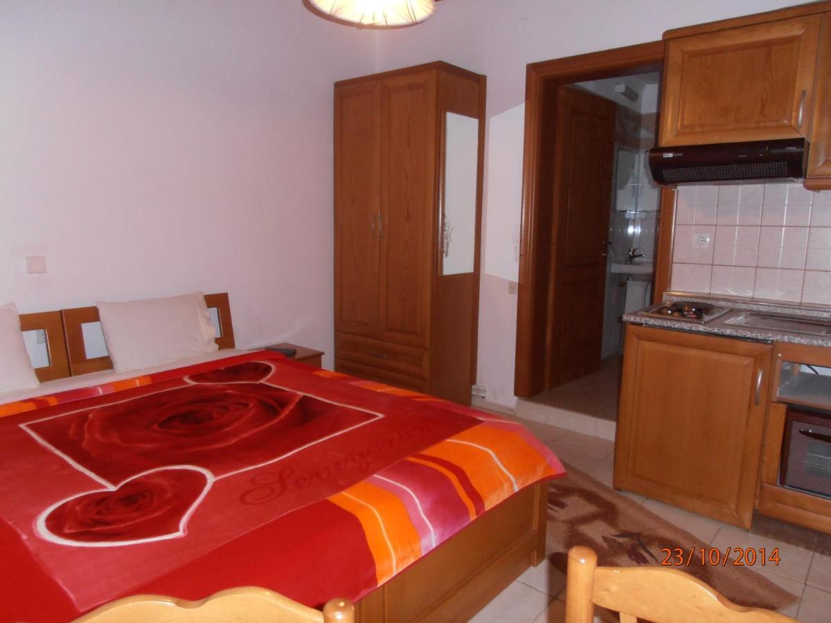 Guesthouse Agnandi Káto Loutrákion Habitación foto